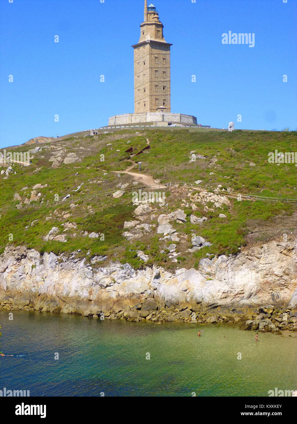 Questa fotografia raffigura la Torre de Hércules a Coruña, Spagna, catturando un faro romano con un significato storico e architettonico sulla costa atlantica. Foto Stock