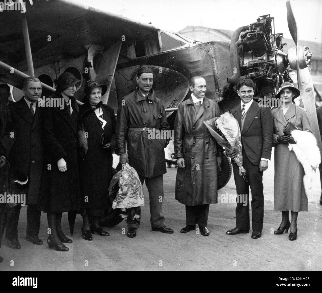Fotografia dei primi anni del XX secolo di un aereo che arriva all'aeroporto di le Bourget, Parigi, che illustra le prime infrastrutture aeronautiche e storiche dell'aeroporto. Foto Stock