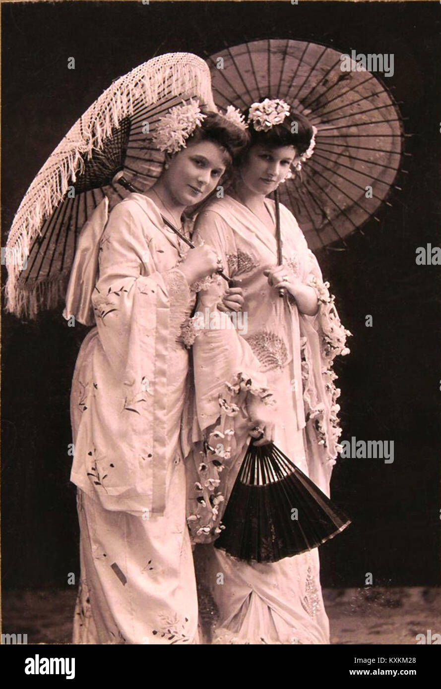 Questa immagine raffigura l'operetta 'A Mikádó' del 1905, mettendo in evidenza il design del palcoscenico, i costumi e gli elementi di esecuzione delle produzioni teatrali dell'inizio del XX secolo. Foto Stock