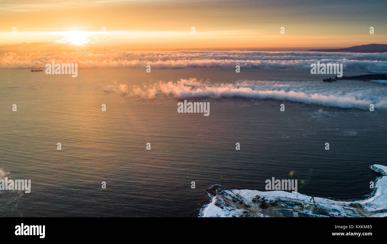 Alba sul mare di nebbia . colore arancione Foto Stock