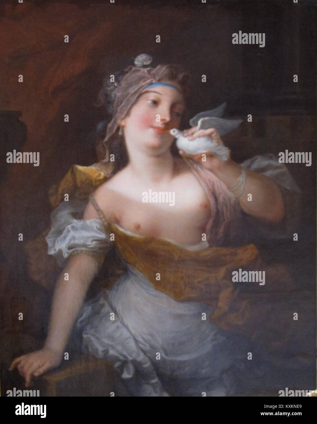 Il dipinto del 1780 di Jacques Francois Courtin raffigura una sacerdotessa di Venere che tiene una colomba, simboleggia la pace e l'amore, illustrando la mitologia classica e lo stile artistico del periodo. Foto Stock