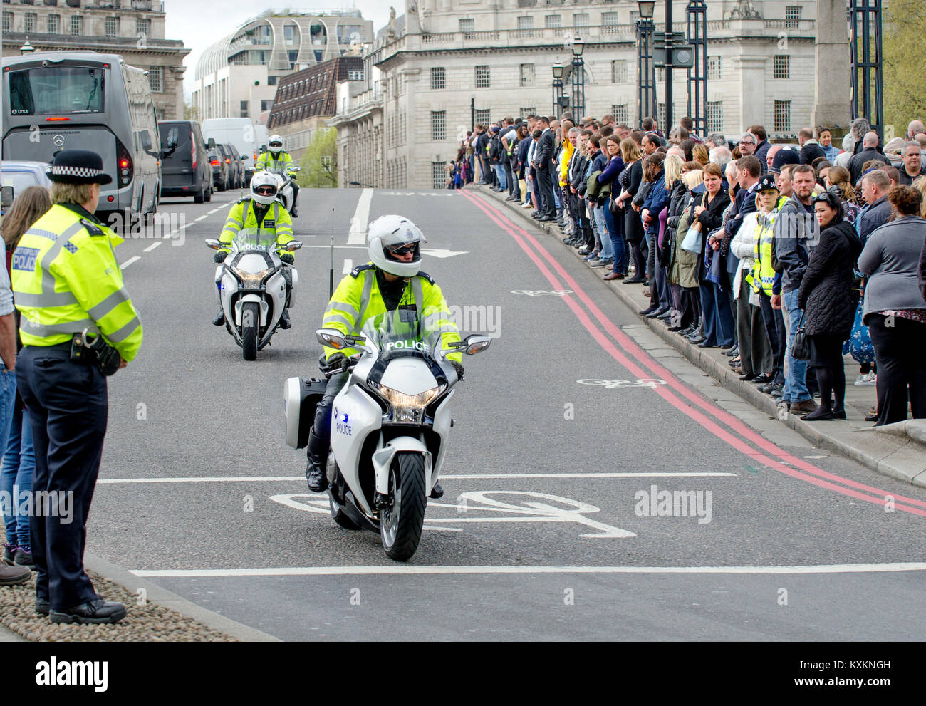 Londra, Inghilterra, Regno Unito. La Metropolitan Police Honda VFR-1200 motocicli a Lambeth Bridge preparando per un evento (corteo funebre del PC Keith Palmer, Apri Foto Stock