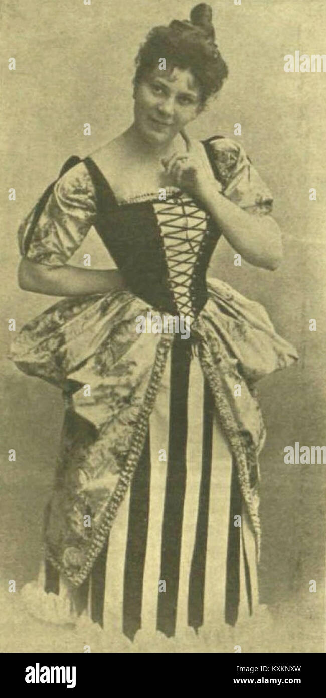 Questa immagine raffigura scene dell'opera teatrale "Varázsgyűrű" di Uher Ödön, mettendo in evidenza il design del palcoscenico, i costumi e gli elementi della performance. Foto Stock