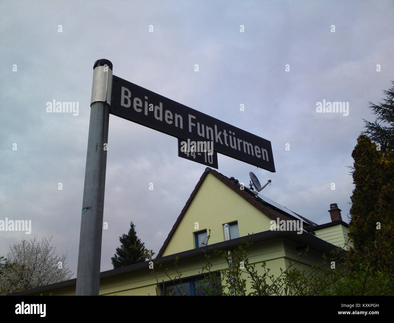 Fotografia dell'area circostante le torri di trasmissione radio, che mostra antenne, strutture di supporto e impianti tecnici per le telecomunicazioni. Foto Stock