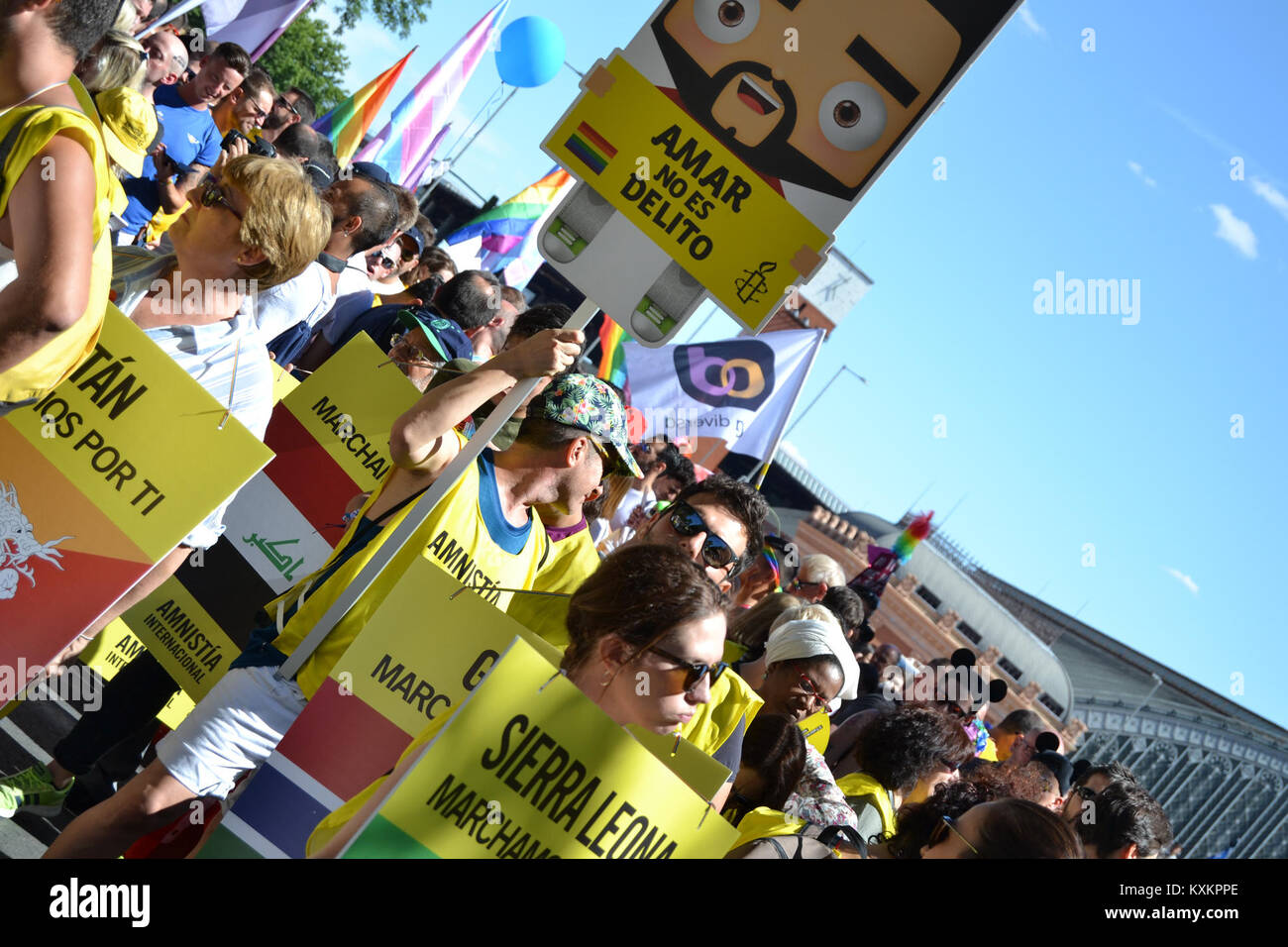 All'evento World Pride del 2017 a Madrid, in Spagna, una marcia ha visto attivisti di Amnesty International che portavano bandiere e bandiere che chiedevano diritti LGBT+, uguaglianza davanti alla legge e libertà di espressione in una grande manifestazione urbana. Foto Stock