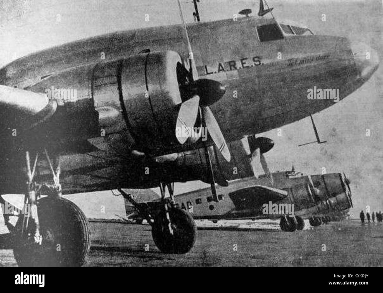 Questa immagine raffigura il Douglas D.C.3 e il Savoia Marchetti 83, entrambi in servizio con la compagnia L.A.R.E.S. Questi aerei facevano parte della storica flotta aeronautica utilizzata per il trasporto durante il XX secolo. Foto Stock