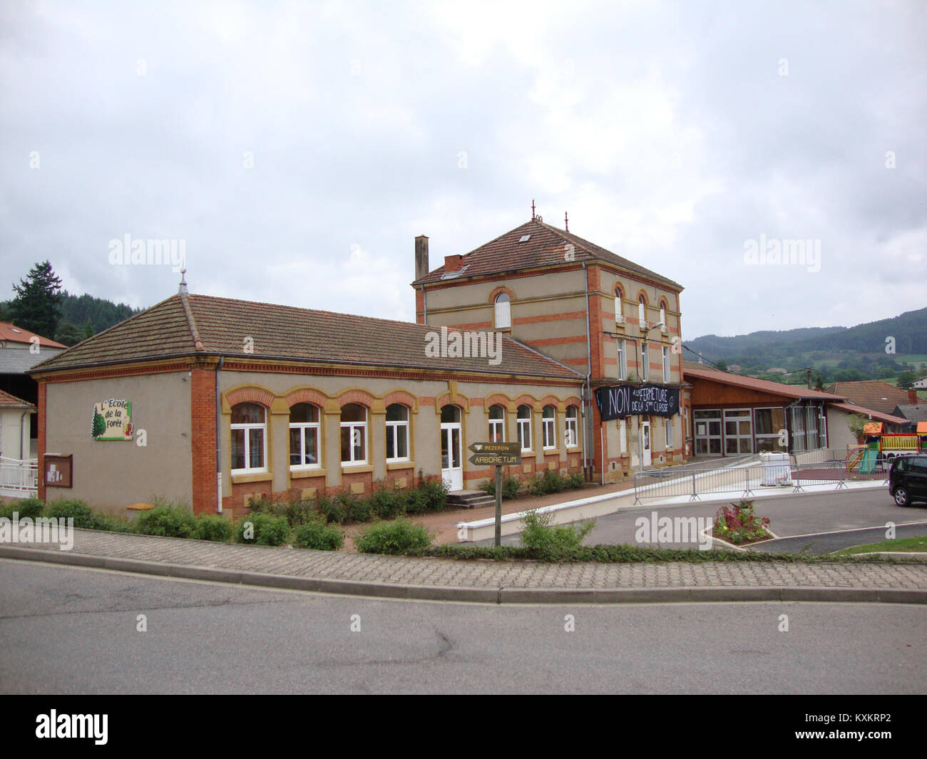 L'École de la Forêt di Belmont-de-la-Loire, in Francia, è una scuola elementare situata nella parte settentrionale del comune. Fondata per fornire istruzione ai bambini fino a 10 anni, è un'istituzione chiave nel panorama educativo della comunità. Foto Stock