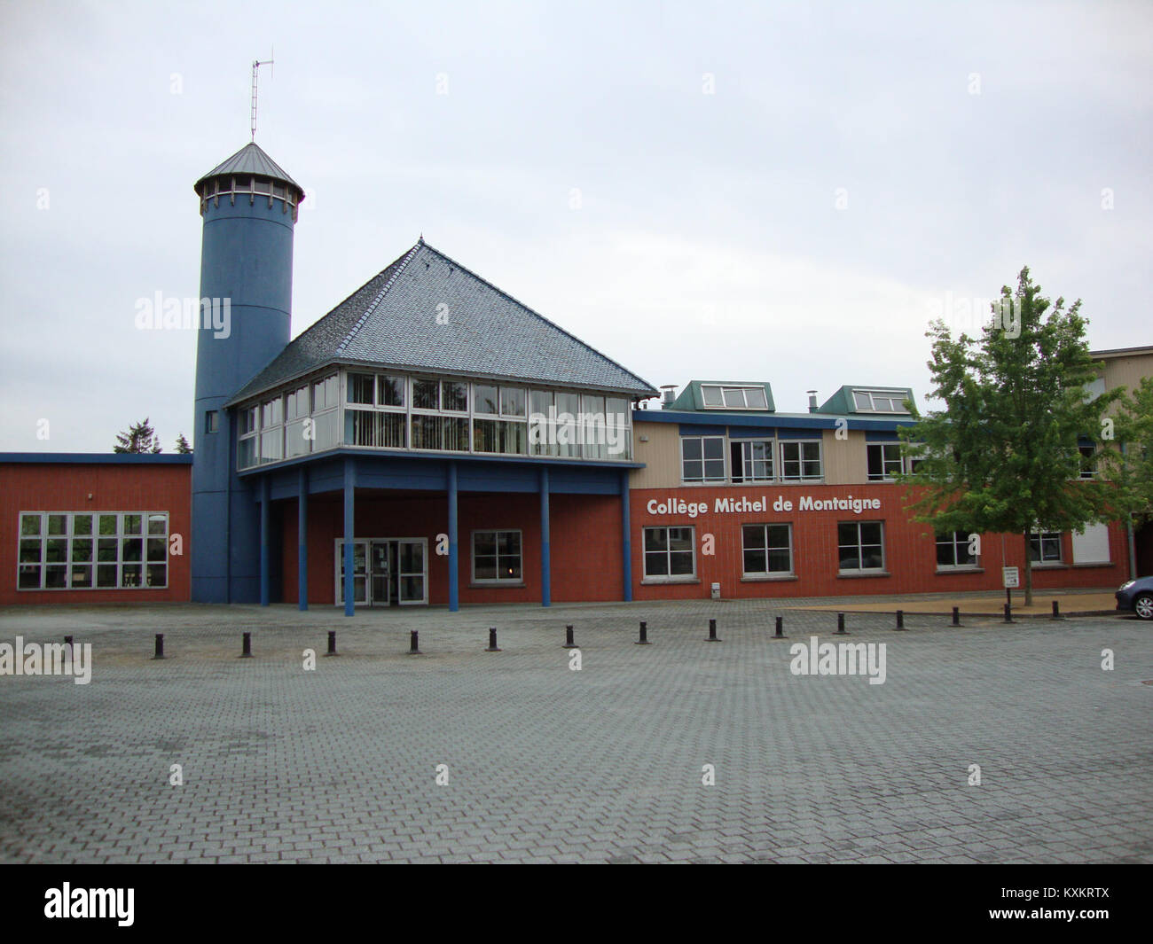 Il Collège Michel de Montaigne è un istituto educativo con sede a Balbigny, Loira, Francia. La scuola funge da centro locale per l'istruzione secondaria all'interno del sistema accademico della regione. Foto Stock