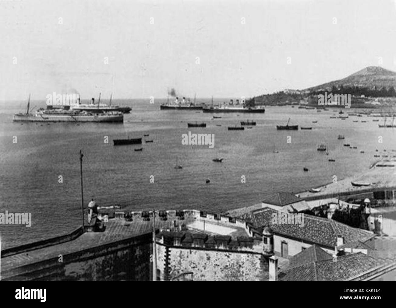 Questa vista di Baía do Funchal e della Fortaleza de Santiago a Funchal, Madeira, mette in evidenza il porto, il paesaggio costiero e la storica architettura militare della fortezza. Foto Stock