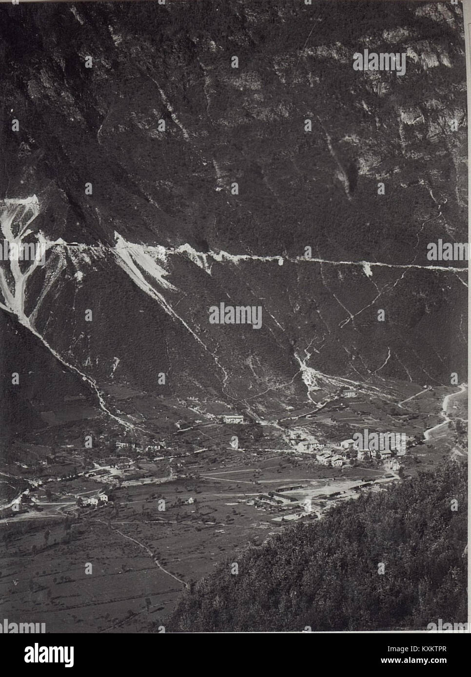 Barricatastraße vom Hang des Sasso Rosso. (BildID 15645557) Foto Stock