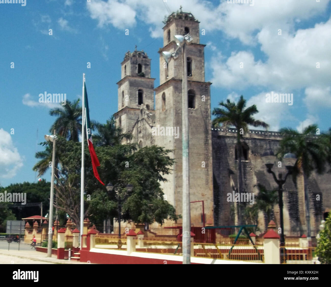 La bandiera del Messico a Espita, situata a Yucatán, è un simbolo emblematico dell'orgoglio nazionale. La bandiera rappresenta il patrimonio culturale e storico del Messico ed è celebrata in cerimonie locali. Foto Stock