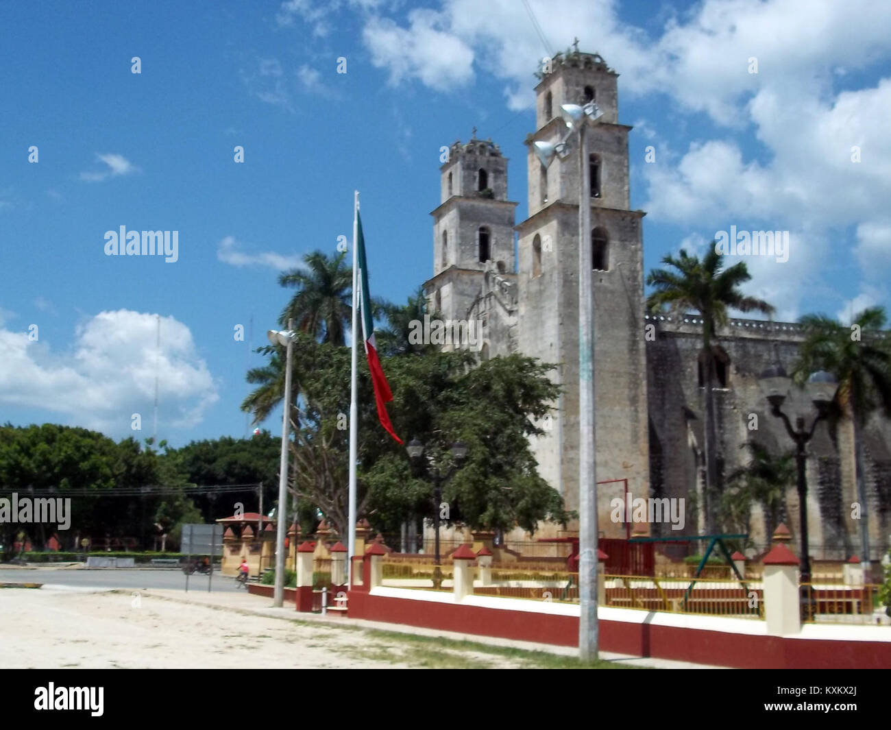 La bandiera del Messico esposta a Espita, Yucatán, mostra i colori nazionali e l'emblema, che rappresenta l'identità e il patrimonio del paese. Foto Stock