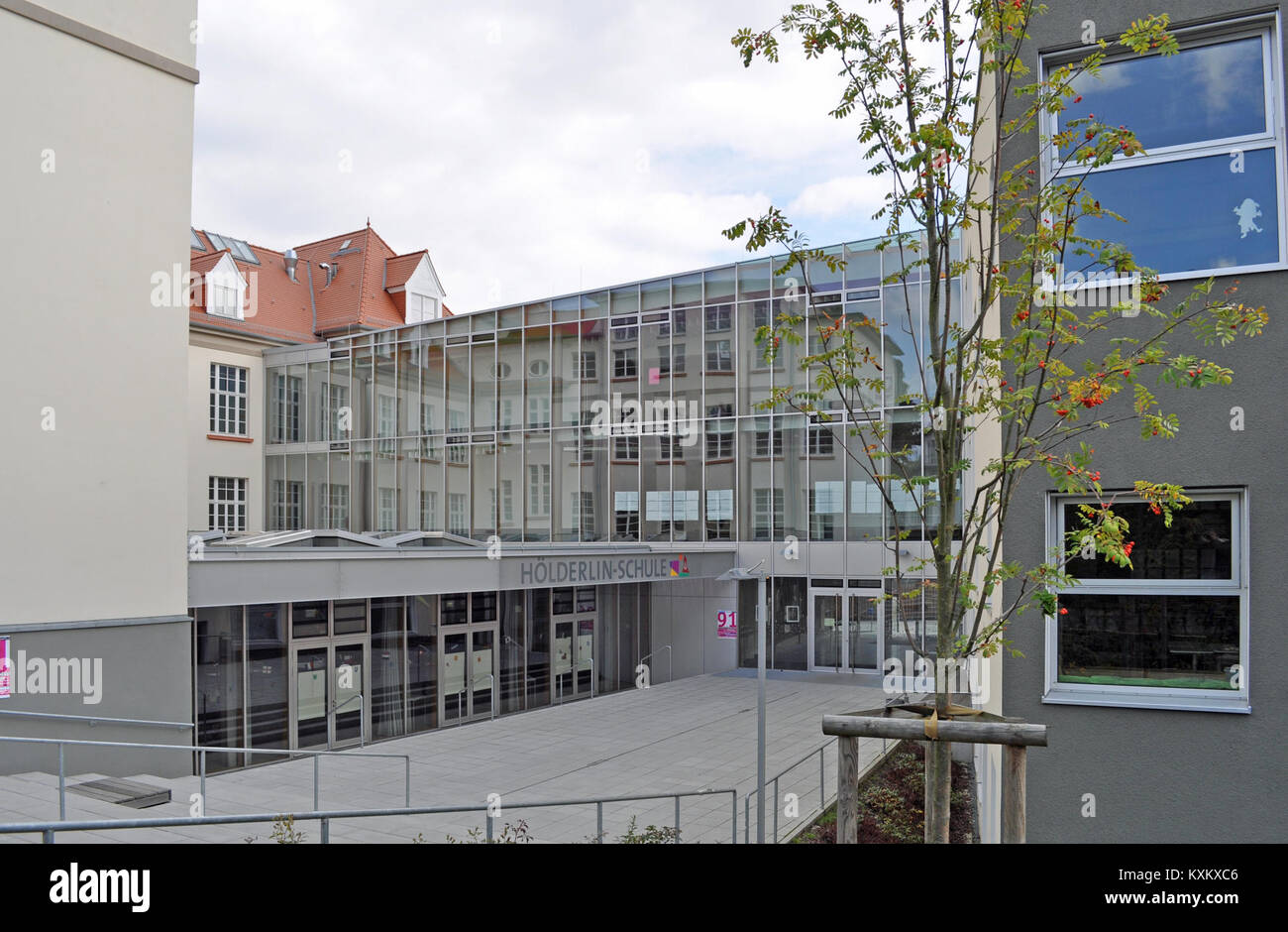 Fotografia della vista posteriore di Hölderlinschule a Bad Homburg, Germania, che evidenzia l'architettura storica della scuola e le caratteristiche strutturali posteriori dell'edificio. Foto Stock