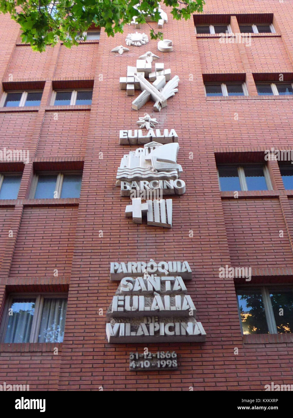 La fotografia raffigura la parrocchia di Santa Eulàlia de Vilapicina nel Nou Barris di Barcellona, evidenziando la sua architettura e importanza culturale all'interno del quartiere. Foto Stock