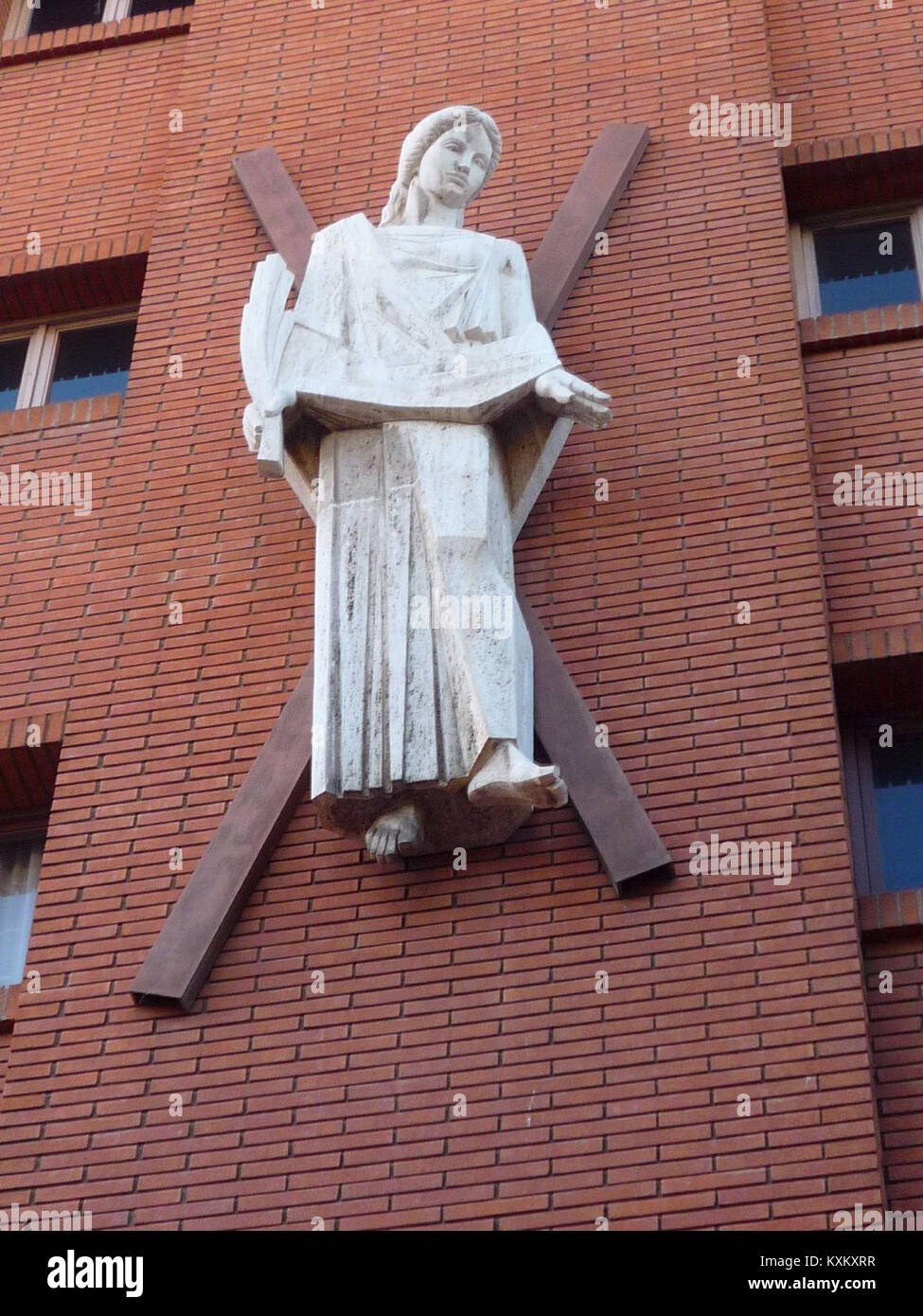 La parrocchia di Santa Eulàlia de Vilapicina nel quartiere Nou Barris di Barcellona, che mostra l'architettura storica della chiesa e il significato della comunità. Foto Stock