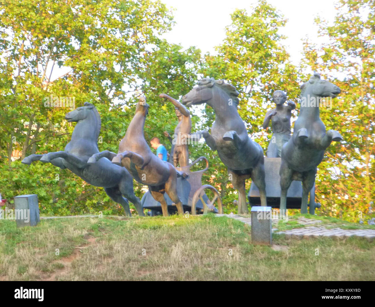 Parc de CAN Dragó è un parco pubblico situato nel quartiere Nou Barris di Barcellona. Con una superficie di quasi 12 ettari, offre varie strutture sportive, tra cui piscine, una pista di atletica e un centro sportivo polifunzionale. Foto Stock