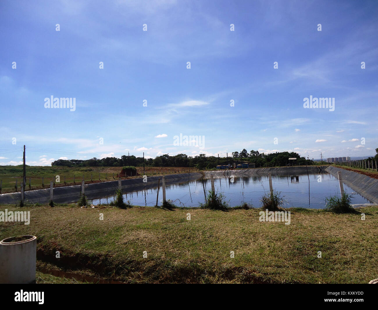 La discarica sanitaria Goiânia in Brasile è una struttura di gestione dei rifiuti, utilizzata per lo smaltimento dei rifiuti solidi urbani e il controllo ambientale nell'area urbana di Goiânia. Foto Stock