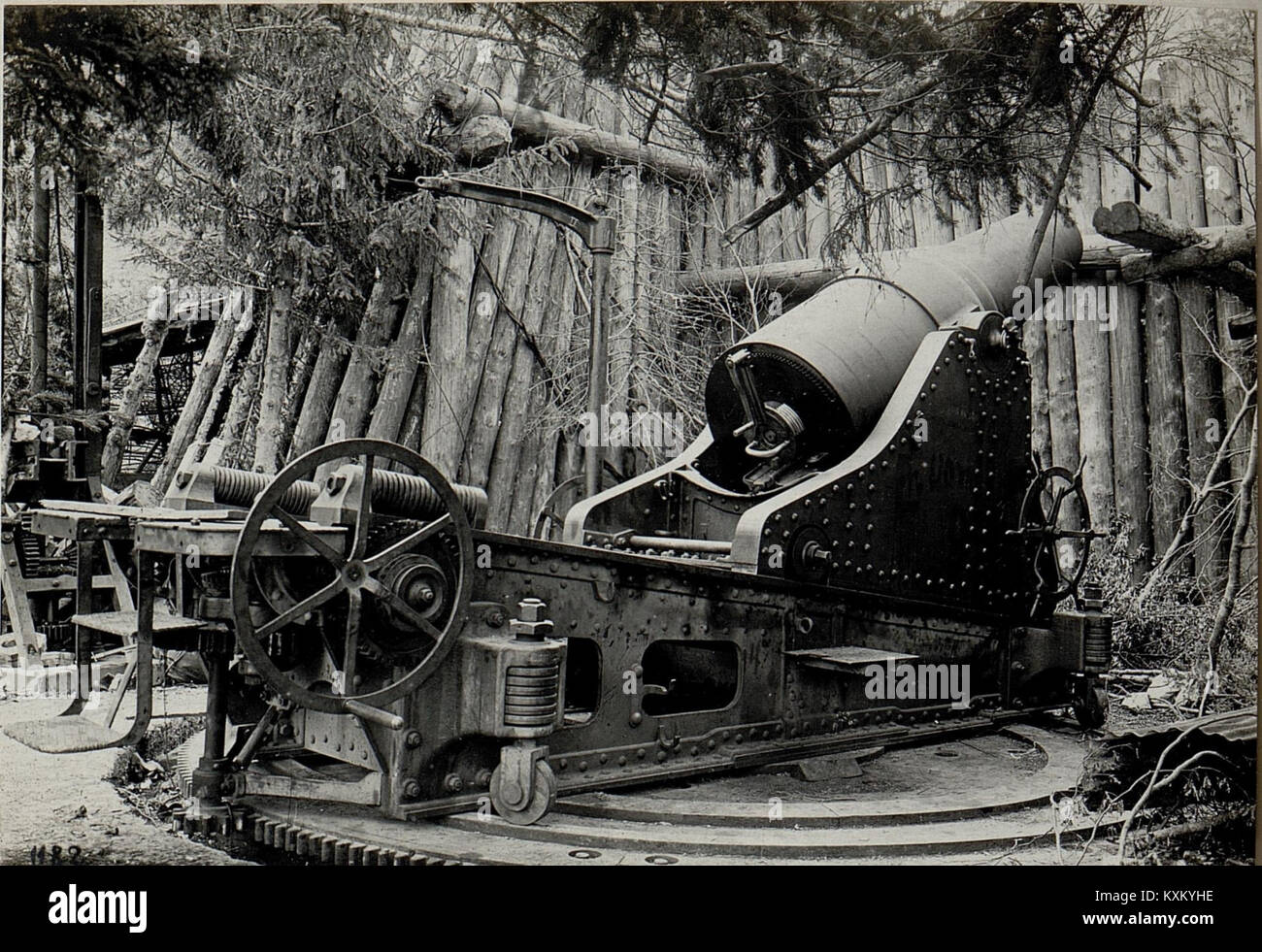 Questa fotografia mostra un mortaio italiano di 28 cm di stanza a Barcolapass durante la seconda guerra mondiale. L'immagine fa parte del resoconto storico delle armi militari utilizzate nel conflitto, che riflette la strategia militare e le attrezzature dell'epoca. Foto Stock