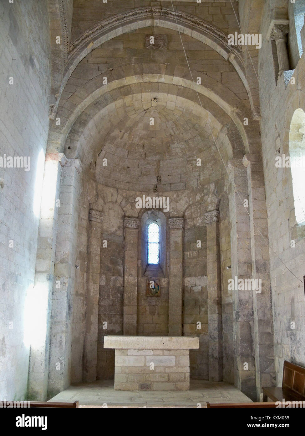 L'altare della Chiesa di Santa Trinità è una caratteristica religiosa all'interno di un edificio storico, che mette in risalto il design architettonico e l'importanza culturale e spirituale. Foto Stock