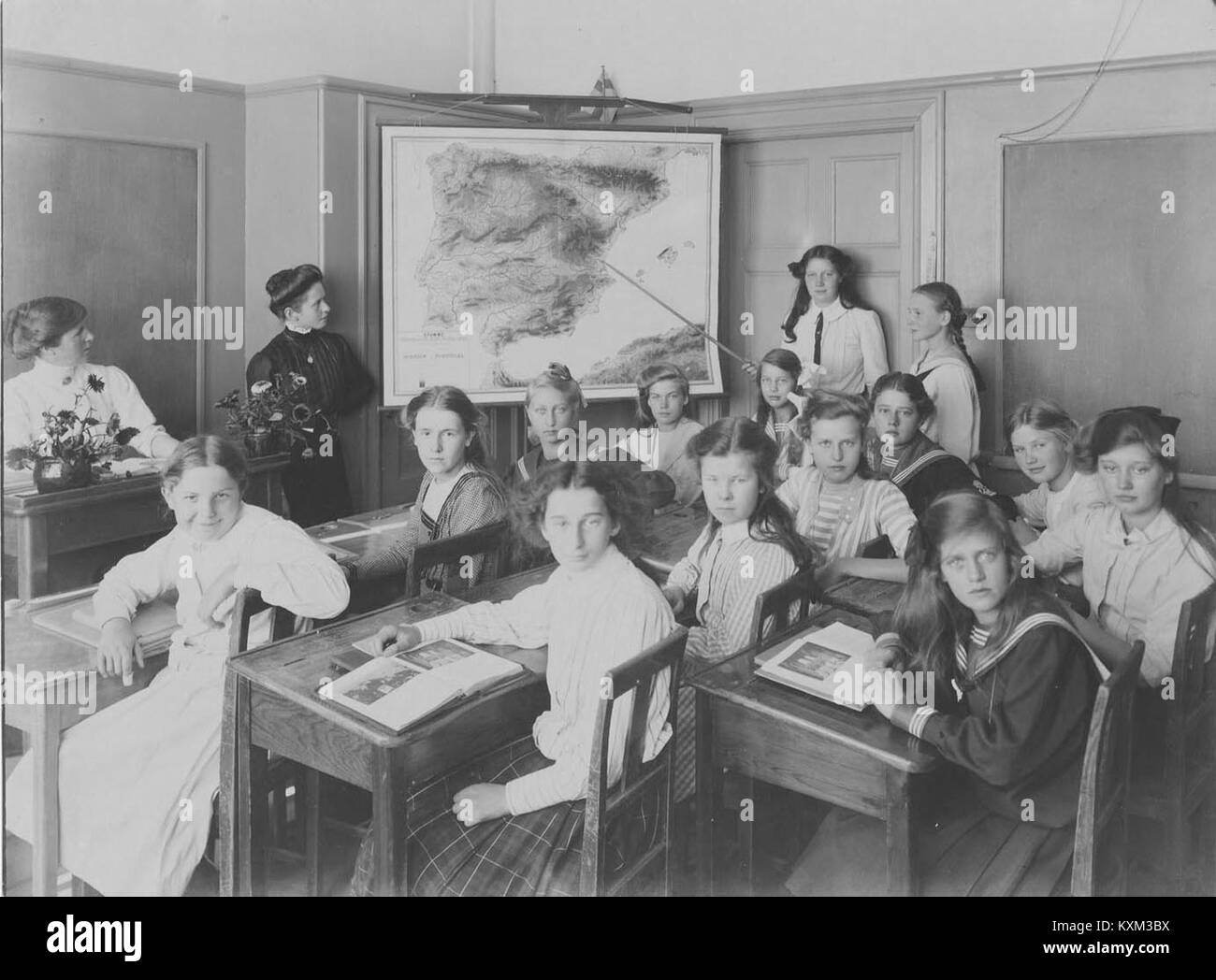 L'immagine raffigura una lezione di geografia presso la scuola di Anna Sandström. La lezione si svolge probabilmente in una classe, concentrandosi sull'educazione geografica in Svezia. Foto Stock