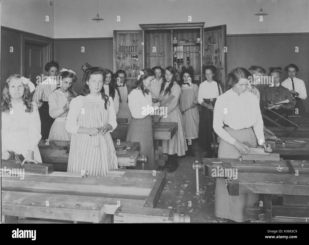 La scuola di Anna Sandström in Svezia mostra una lezione di artigianato (slöjd), che illustra l'educazione pratica e le attività in classe. Foto Stock