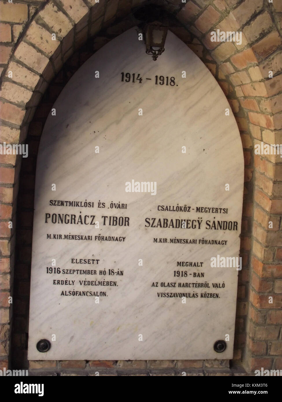 La lapide commemorativa di Bölna onora le vittime del periodo 1914-1918, commemorando coloro che hanno perso la vita durante la prima guerra mondiale. Serve come promemoria dell'impatto della guerra sulle comunità locali e sulla storia. Foto Stock