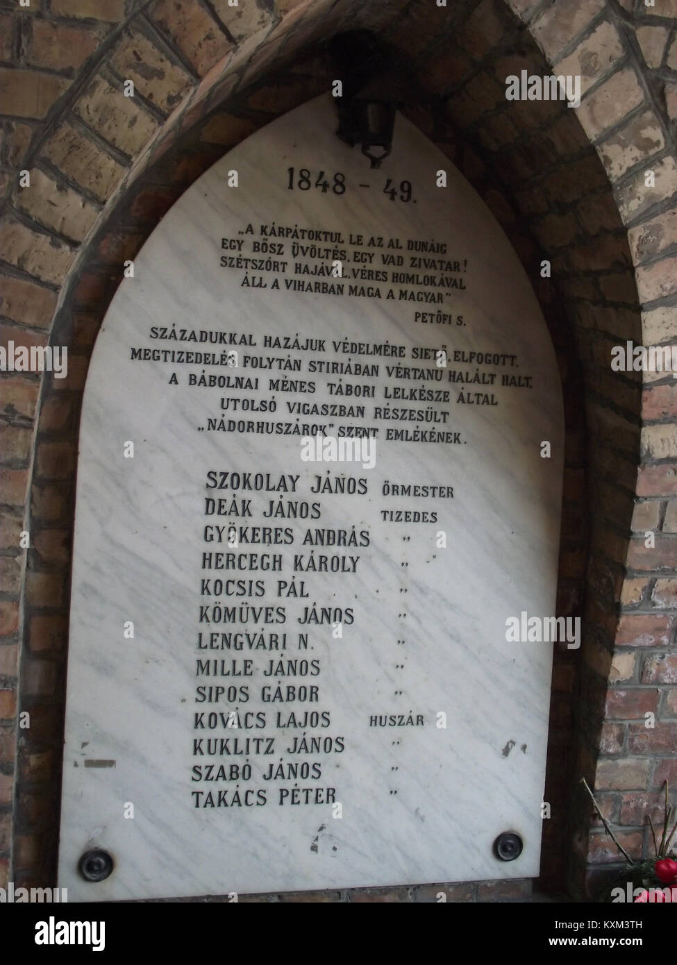 Una targa commemorativa per le vittime degli eventi del 1848-1849 a Bábolna, Ungheria. Commemora la rivoluzione ungherese e le lotte del tempo. Foto Stock