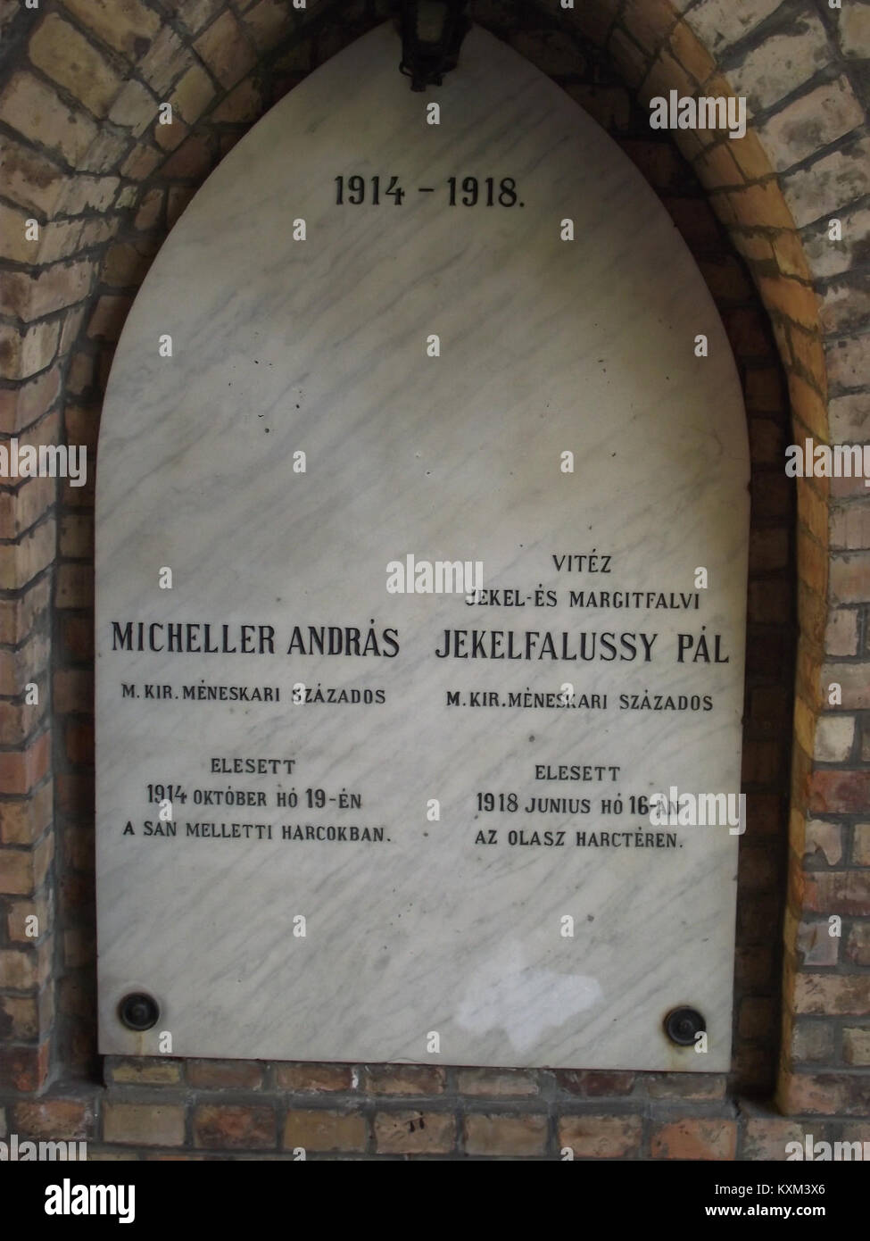 Il memoriale di Bölna commemora le vittime della guerra del 1914-1918, evidenziando i sacrifici fatti durante la prima guerra mondiale. Questa parte del memoriale si concentra sul ricordo dei soldati caduti e dei civili. Foto Stock