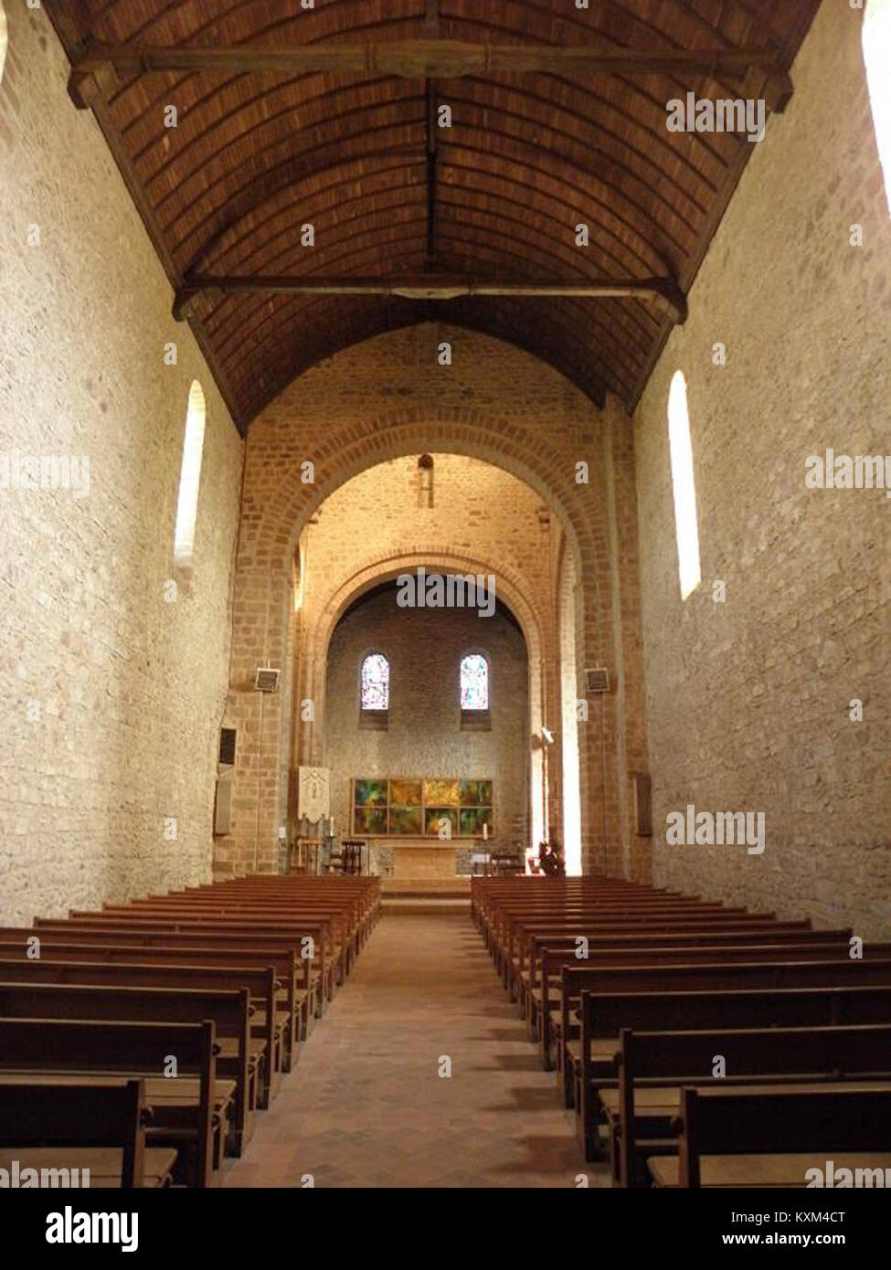 L'Église Notre-Dame di Ambrières-les-Vallées, in Francia, è una chiesa storica risalente alla fine dell'XI secolo. Presenta una torre, un campanile e una lanterna sul transetto, che riflette il suo patrimonio architettonico. Foto Stock