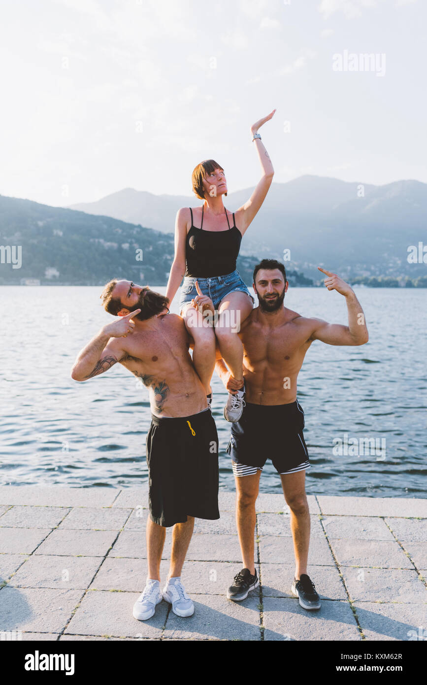 Ritratto di tre giovani hipsters in posa sul lago di Como, Como,Lombardia,Italia Foto Stock