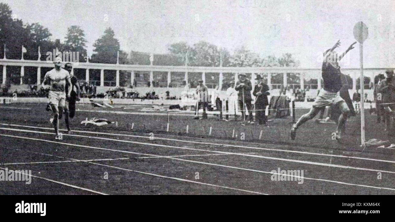 Quest'immagine raffigura Bevil Rudd, il vincitore della gara dei 400 metri alle Olimpiadi estive del 1920, evidenziando i suoi successi nella storia dei tracciati e dei campi. Foto Stock