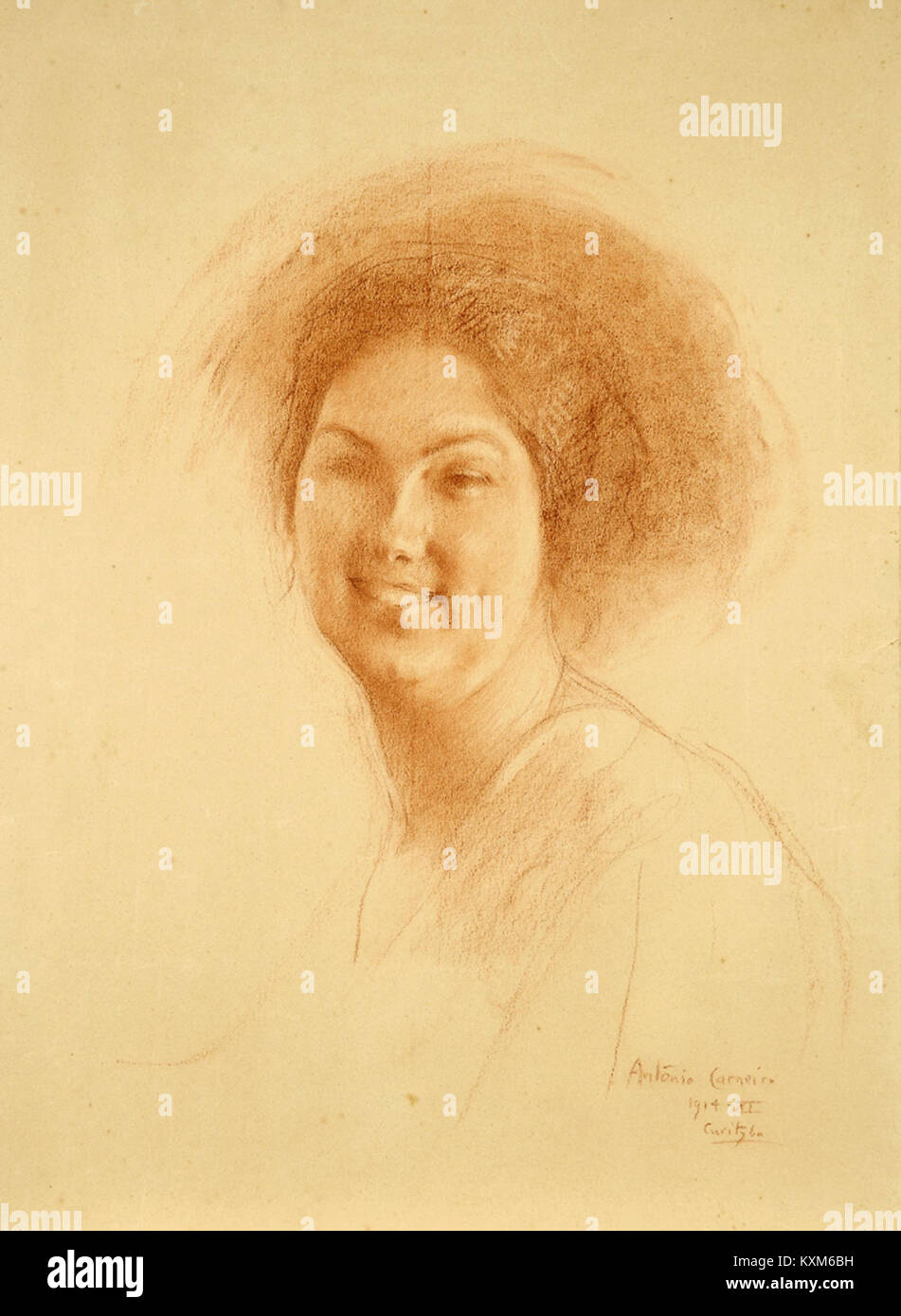 "Cabece de Mulher sorrindo" è un dipinto di António Carneiro che raffigura una donna sorridente, che riflette l'arte ritrattistica portoghese dell'inizio del XX secolo e l'espressione artistica. Foto Stock