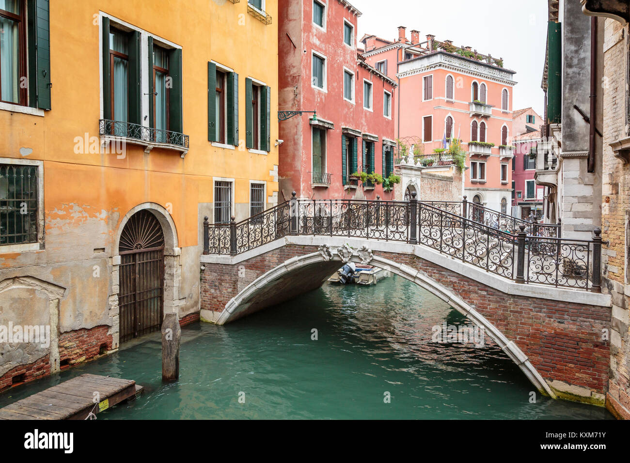 Un piccolo canale e il ponte in Veneto, Venezia, Italia, Europa Foto Stock