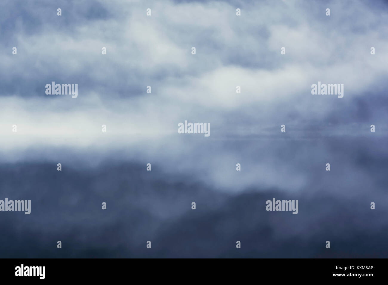 La nebbia di riflessione su un lago sulla sera d'inverno. Texture. Foto Stock
