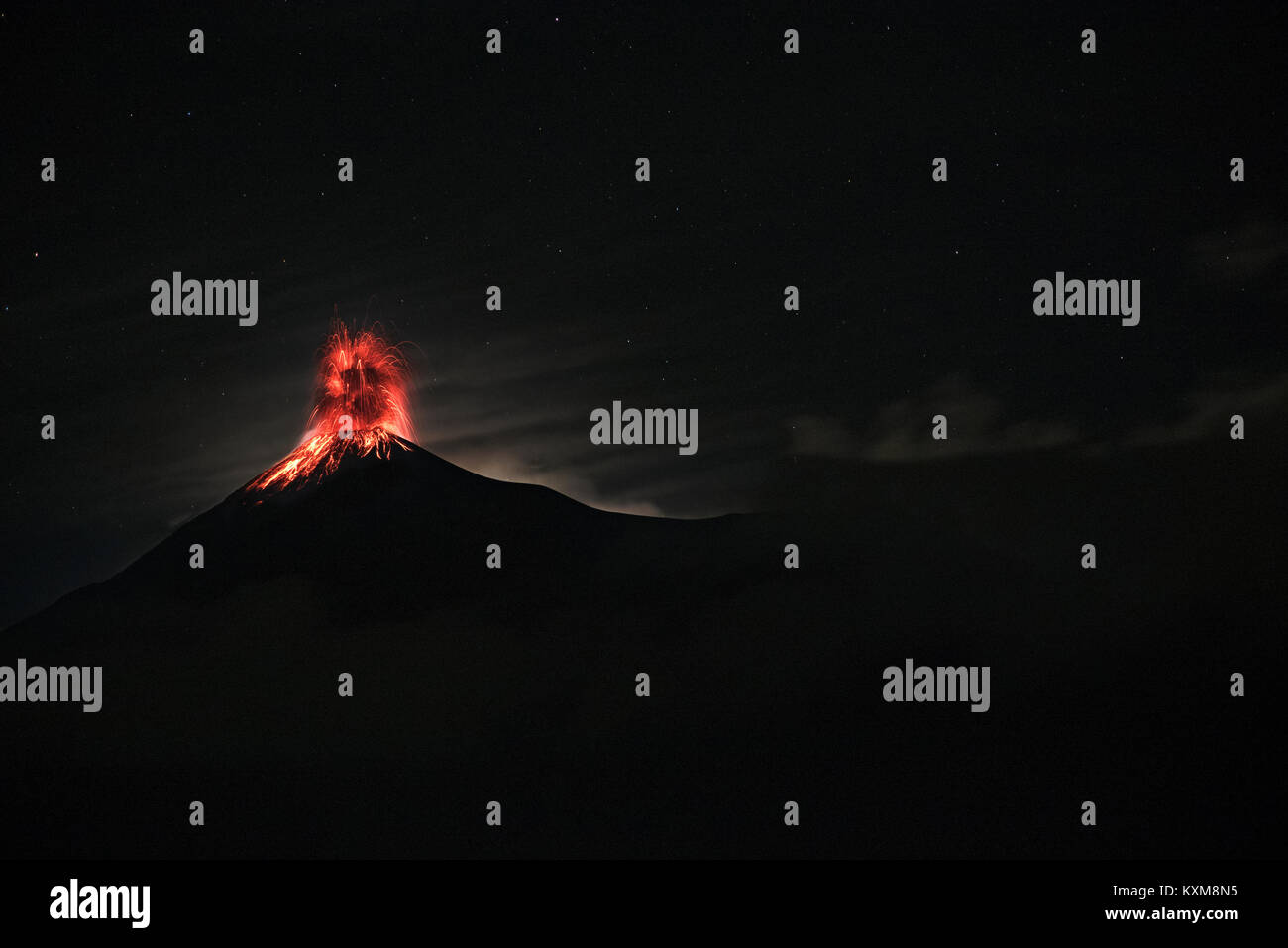 Guatemala Fuego Vulcano erutta di notte Foto Stock