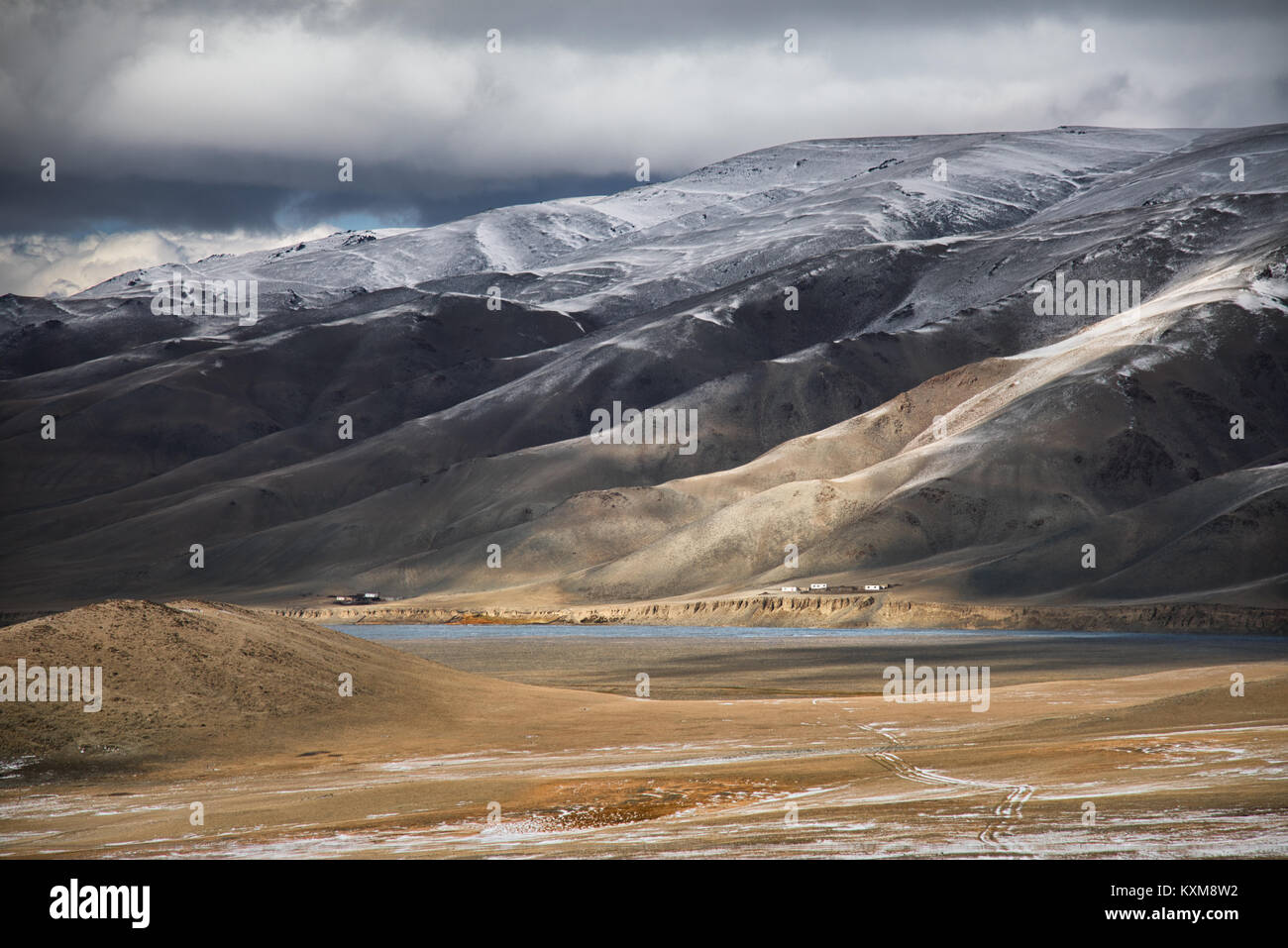 Paesaggio mongolo montagne innevate neve inverno nuvoloso Mongolia Foto Stock