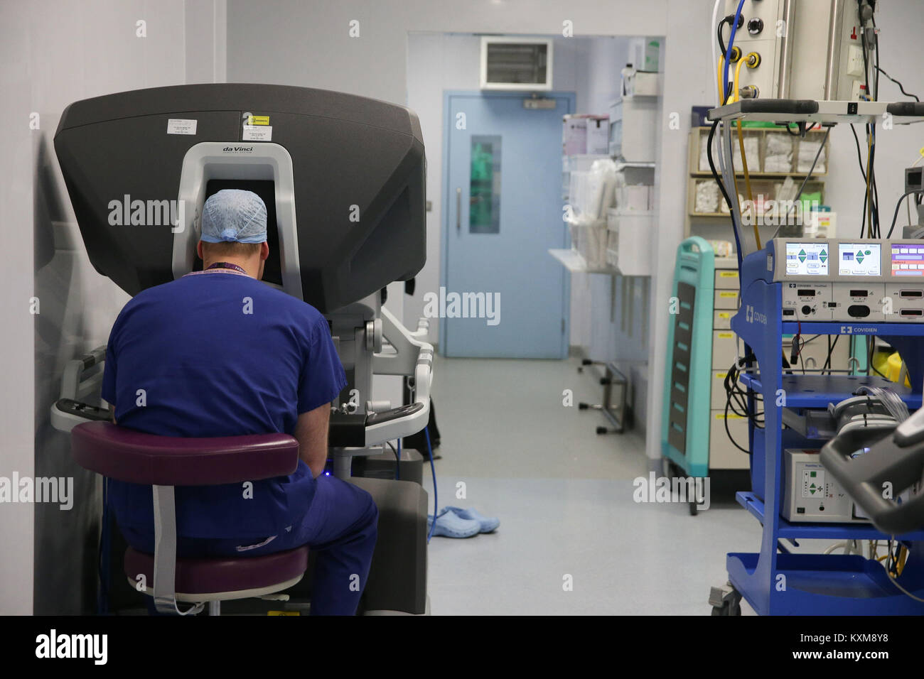 Il Duca di Cambridge guarda attraverso una doppia console di da Vinci robot mentre piombo chirurgo Paleri Vin (al di fuori del frame) conduce una robotica lingua assistito hemiglossectomy base intervento chirurgico sul paziente Anne bianco, 67, durante la sua visita al Royal Marsden NHS Foundation Trust di Londra. Foto Stock