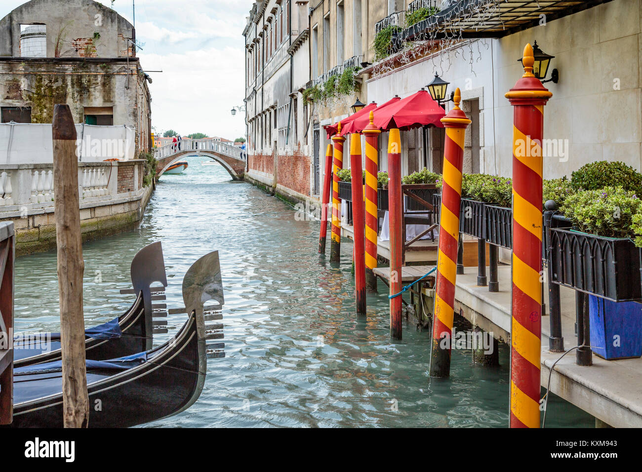 Un piccolo canale con barche e gondole in Veneto, Venezia, Italia, Europa. Foto Stock