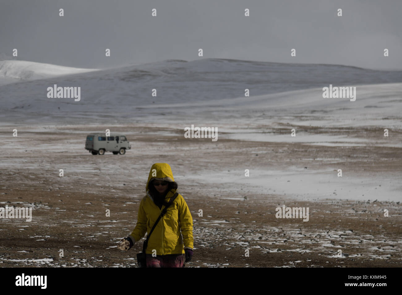 Ragazza donna avventura a piedi campeggio camper van russo UAZ 452 mongola neve invernale Foto Stock