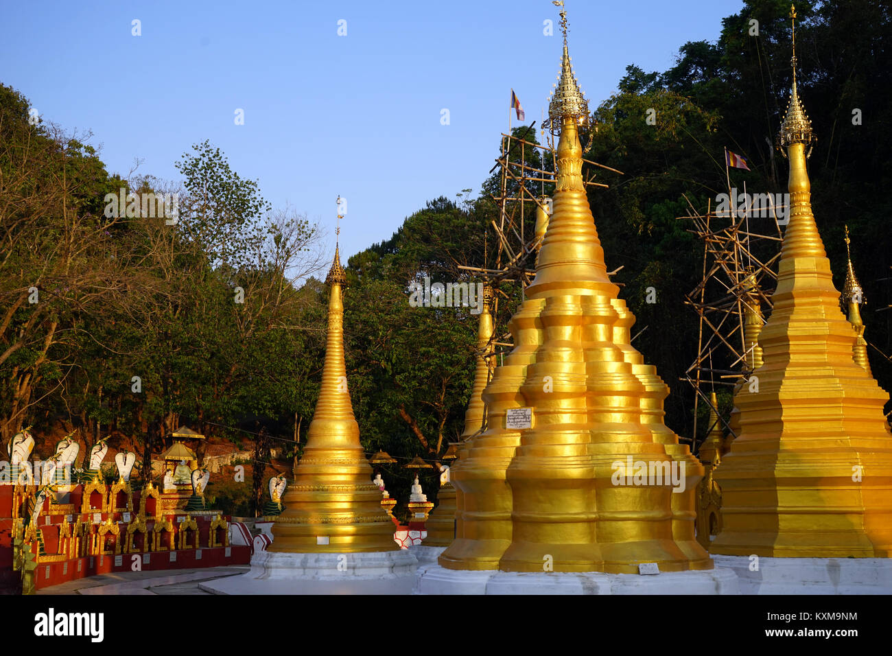 KALAW, MYANMAR - circa aprile 2017 Shwe Oo Min Pagoda grotta Foto Stock