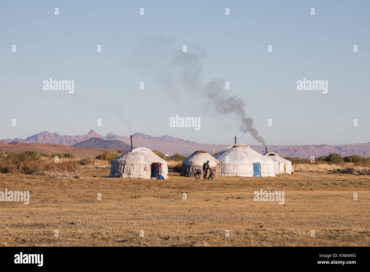 Mongolian gers fumo camino tradizionale della famiglia comunità rurale paese vita laterale Foto Stock