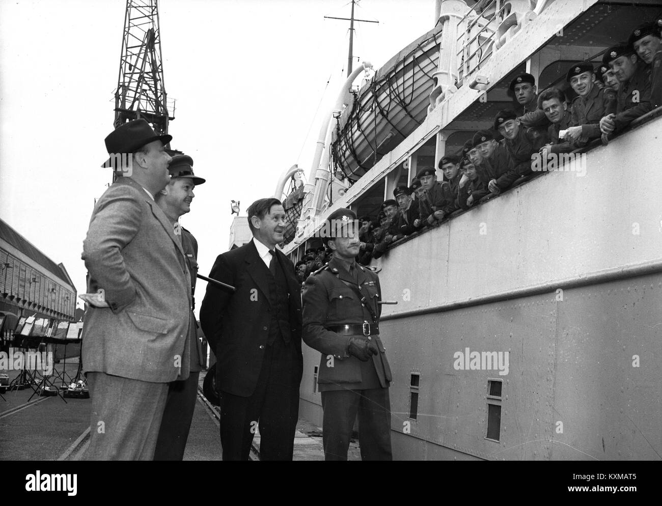 Il primo signore del Ministero della Marina Signore Hailsham guardando i soldati britannici partono su troopship a Southampton 1956 Foto Stock