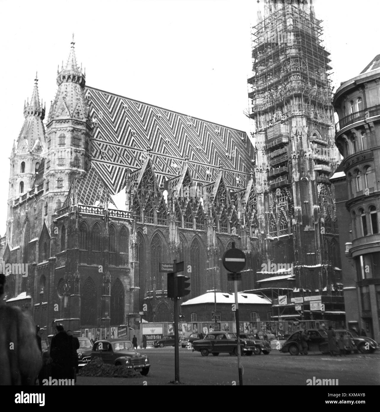 Vienna 1956 restauro dalla Seconda guerra mondiale i bombardamenti sulla Cattedrale di Santo Stefano a Vienna in Europa 1956 Foto Stock