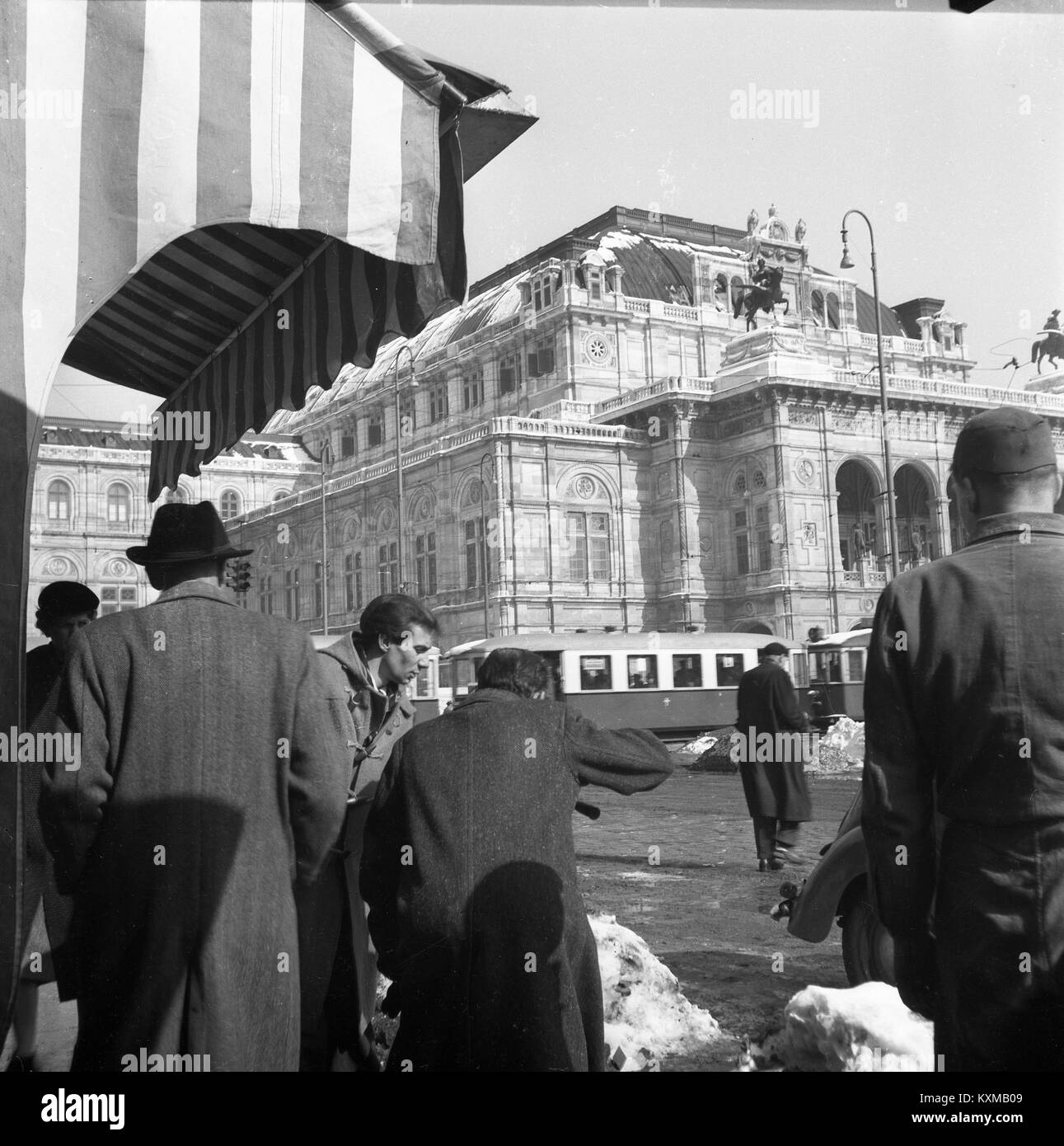 Strada trafficata a Vienna, in Austria, in Europa nel 1956 Foto Stock