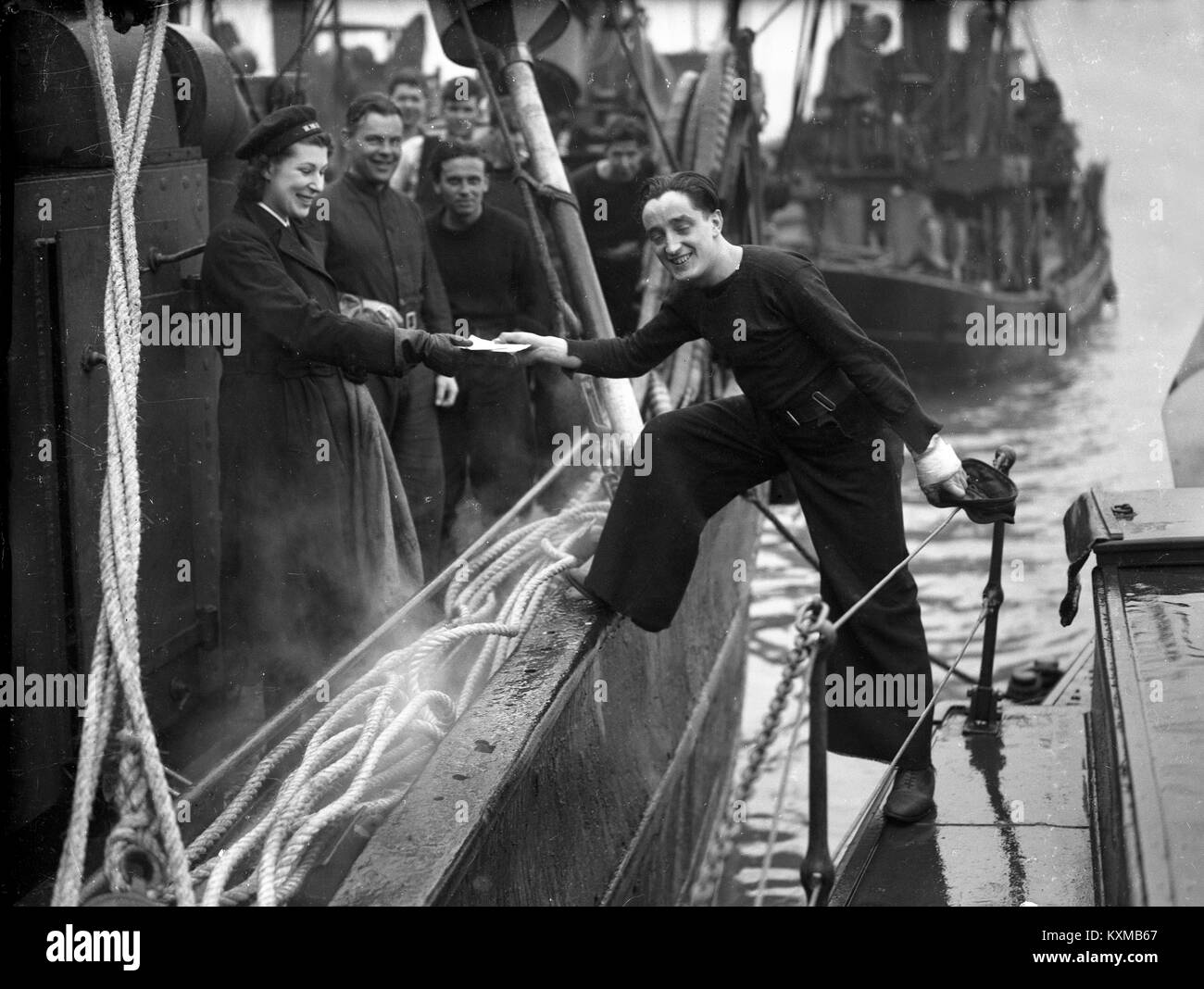 Marinaio britannico raccoglie lettere dalla Royal Navy 'Mail' in barca durante la Seconda Guerra Mondiale a Southampton 1941 Foto Stock