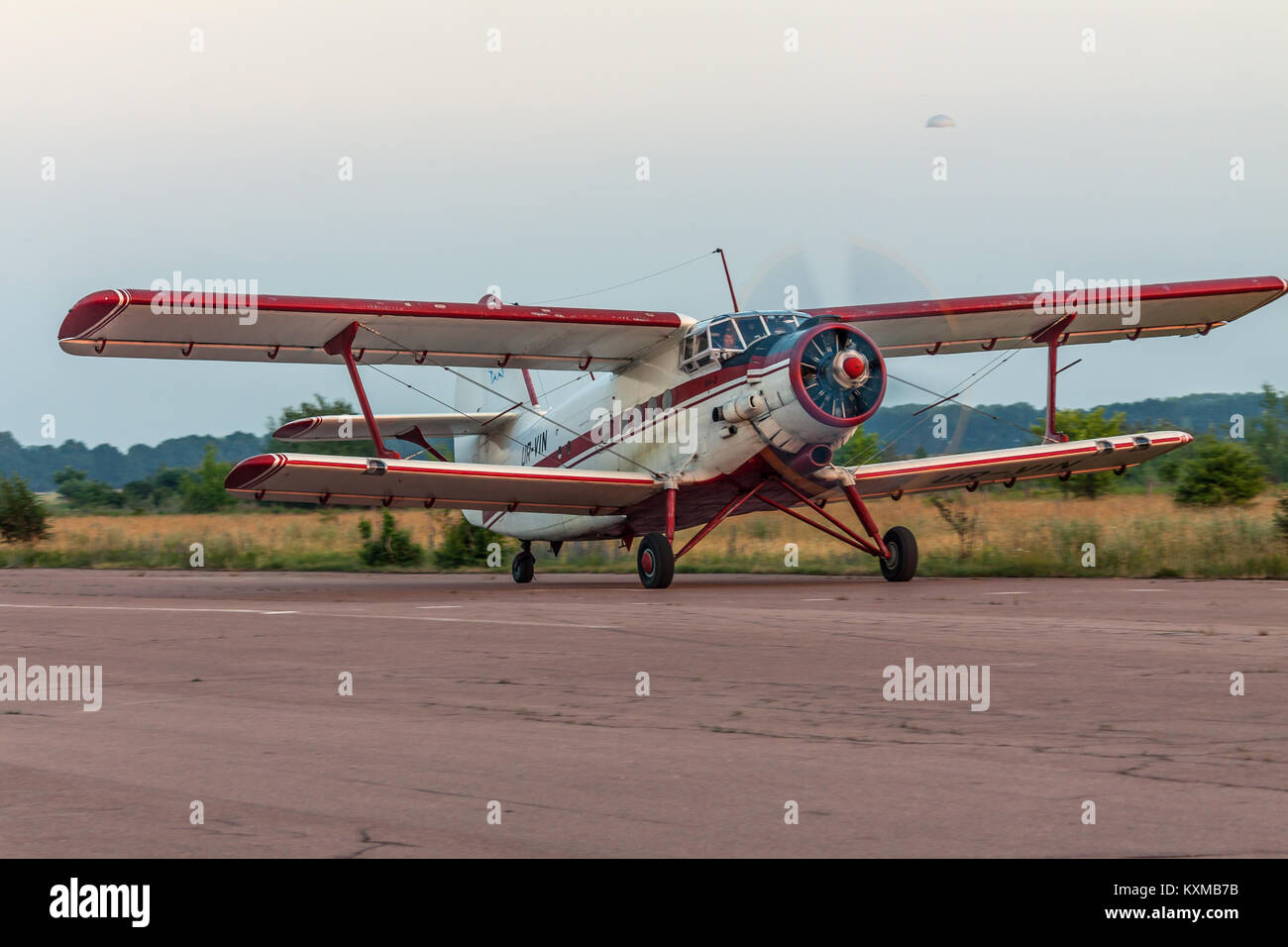 Zhitomir, Ucraina - 18 Giugno 2011: Antonov An-2 è biplanare prendendo il largo sul tramonto dalla pista di atterraggio per aerei Foto Stock