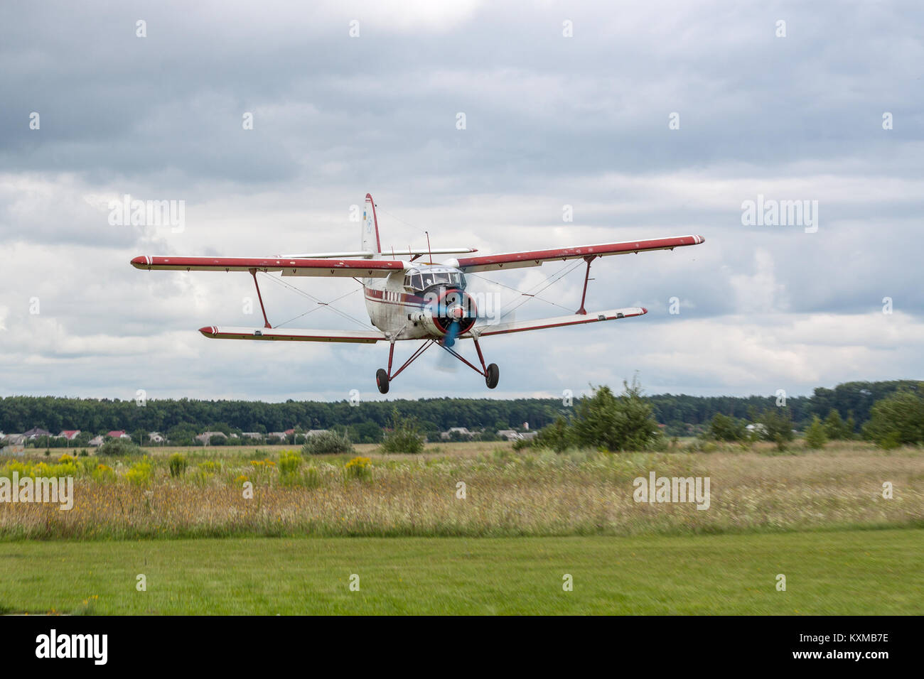 Zhitomir, Ucraina - 31 Luglio 2011: Antonov An-2 islanding biplanare su una pista in nuvoloso condizioni atmosferiche Foto Stock