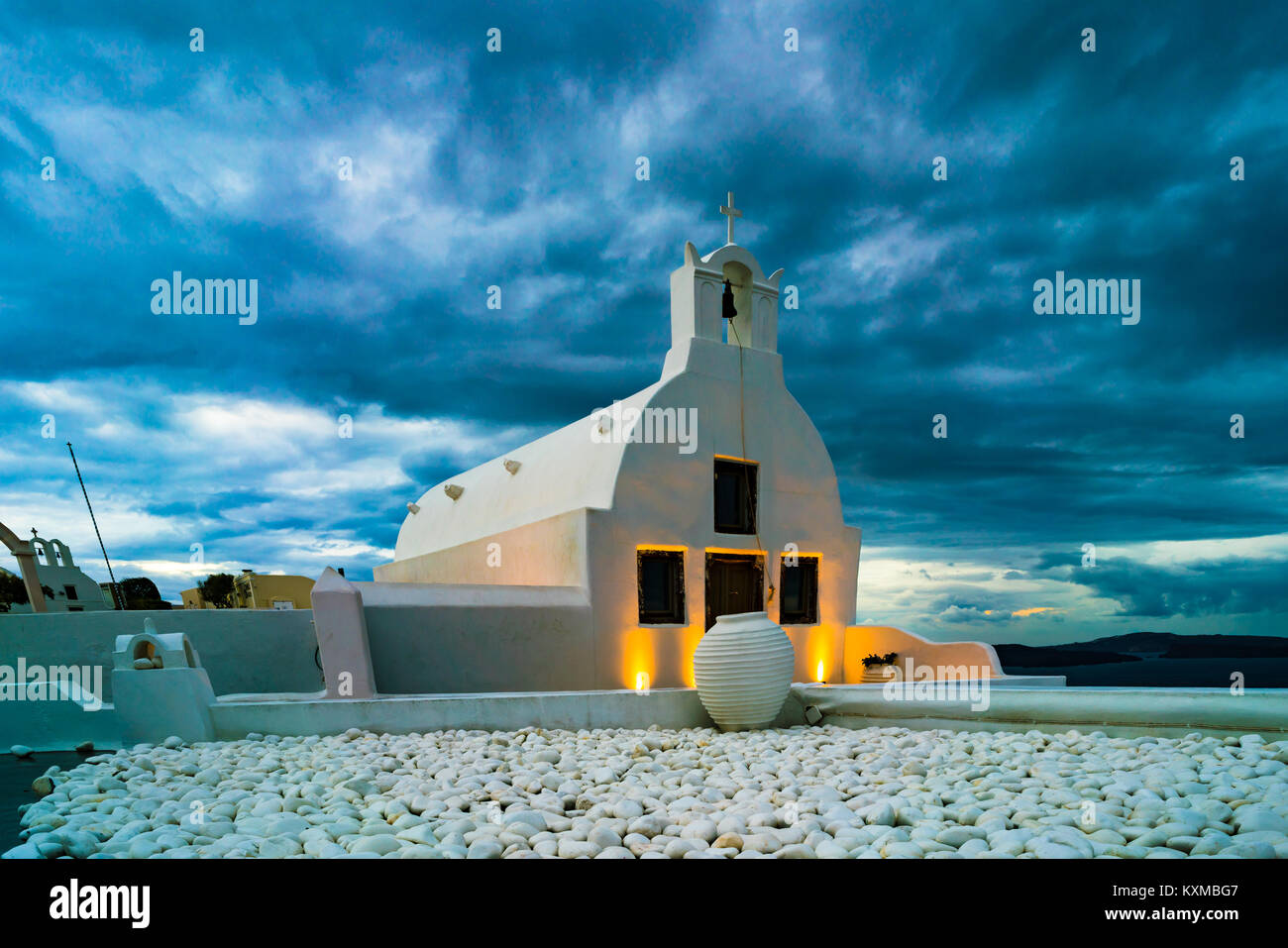 Chiesa Ortodossa del villaggio di Oia a Santorini isola Grecia Foto Stock