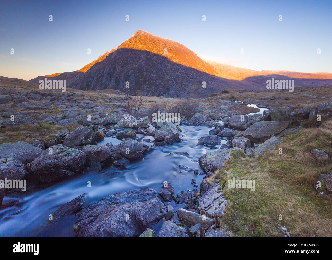 Ultima luce del giorno sulla penna Yr Ole Wen, nel Parco Nazionale di Snowdonia, Wales, Regno Unito Foto Stock
