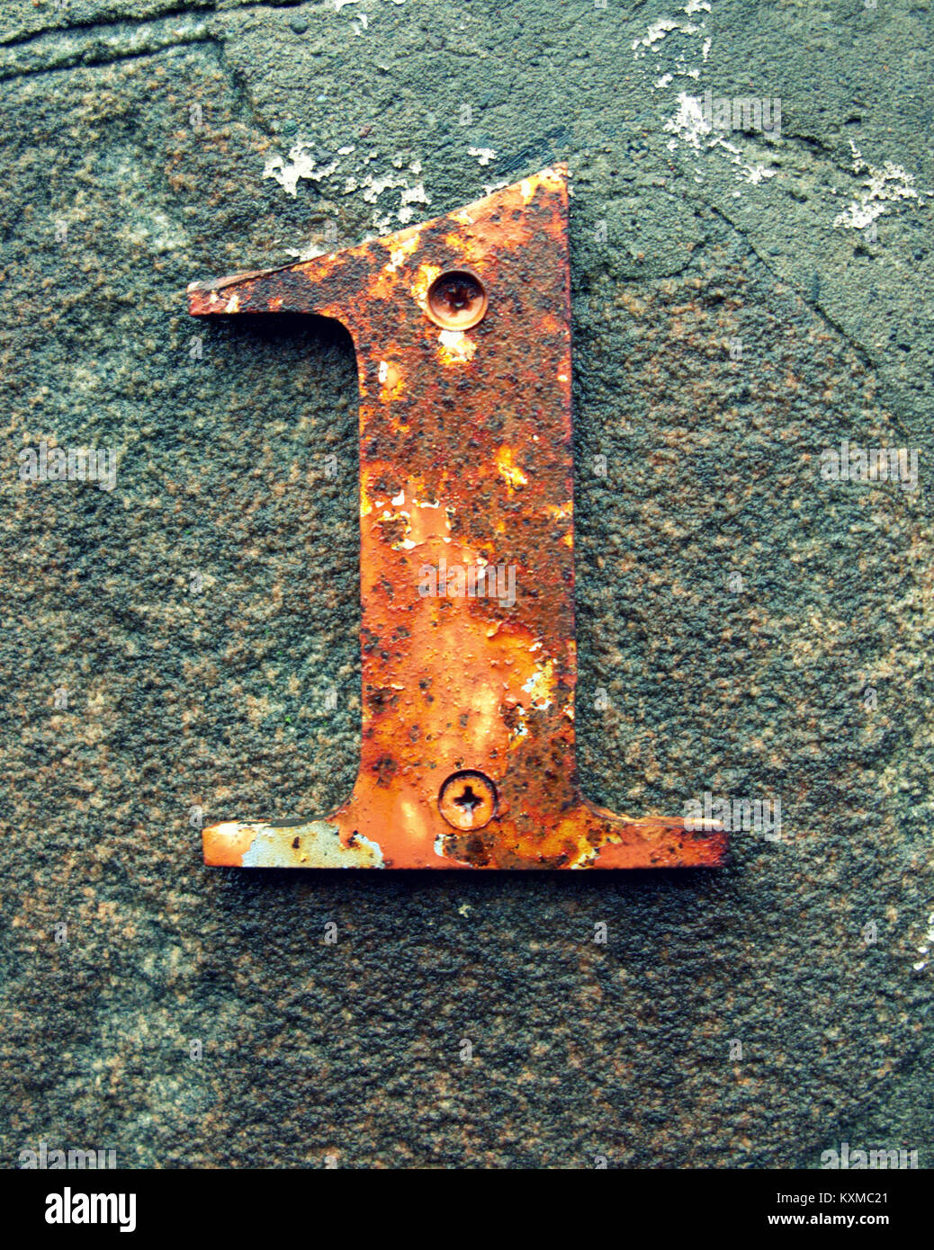 Il numero uno 1 sign weathered variegata di cifra su pietra sfondo arancione e giallo verticale di ruggine Foto Stock